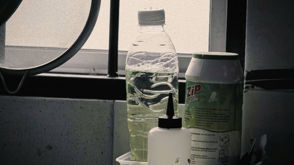 Bar chart comparing biodegradability rates of common dish soap ingredients: true plant-based glucosides (95%), SLES (40%), SLS (70%), phosphate-based cleaners (<20%)