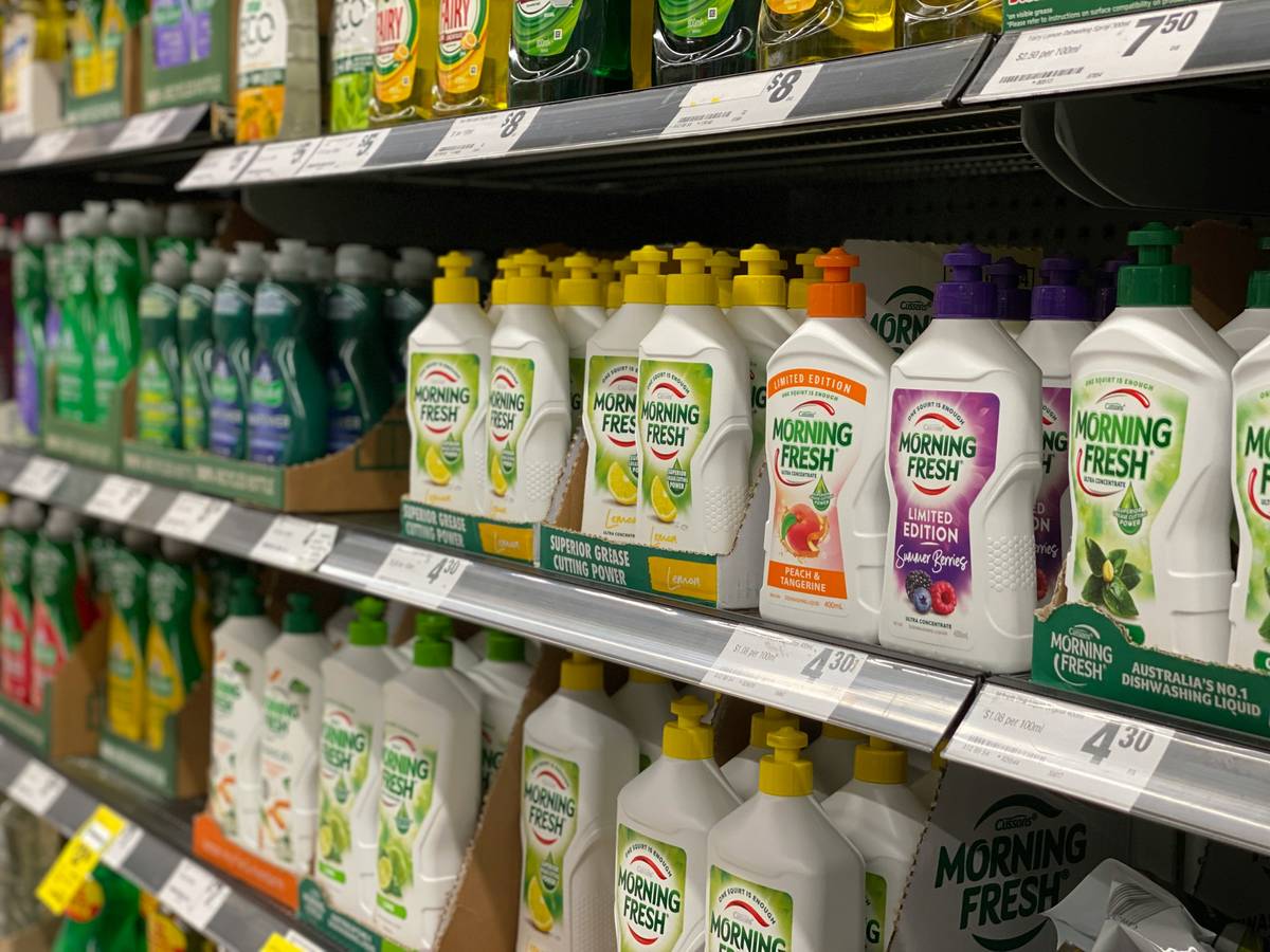 Chart comparing biodegradability rates of common dish soap ingredients: true biodegradable surfactants (e.g., alkyl polyglucosides) break down in under 28 days; SLS and LAS take over 60 days